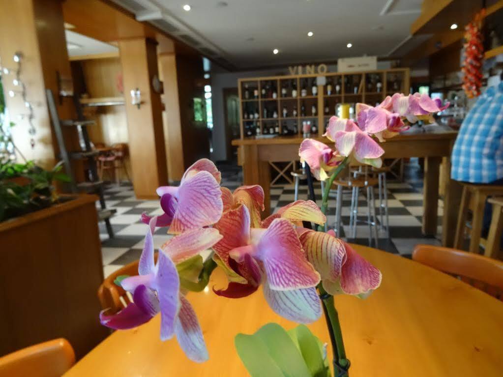 Hotel Du Grand-Pre Marly-le-Grand Buitenkant foto
